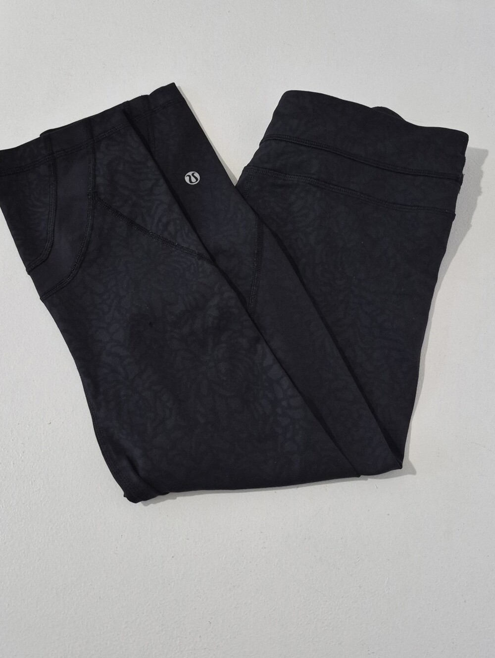 LULULEMON WOMEN'S BLACK PATTERN CROPPED LEGGINGS